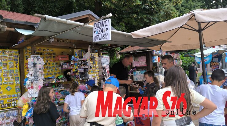 Aki szerelmes, itt megveheti lakatját (Dávid Csilla felvétele) Aki szerelmes, itt megveheti lakatját (Dávid Csilla felvétele)