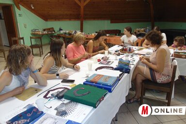 A gyöngyfűzők Péter Szidónia gyöngyfűző népi iparművész vezetésével készítették a szebbnél szebb munkáikat (Horváth Zsolt felvétele)