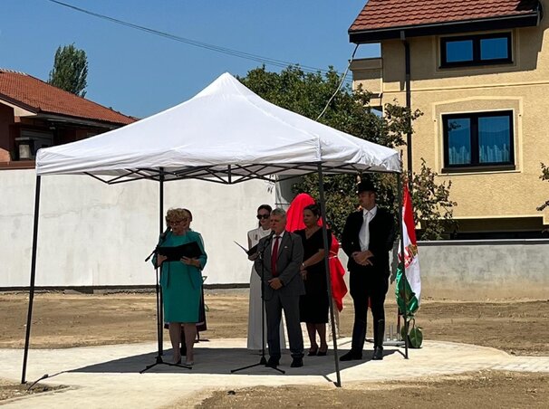 Kabók Erika, a Magyar Nemzeti Tanács Végrehajtó Bizottságának tagja és Sutus József, a Macedóniai Magyarok Teleház Szervezetének elnöke a leleplezésen (Harasztia Szandra felvétele)