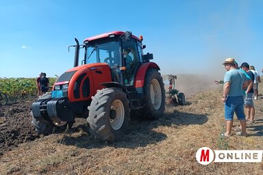 A szántóverseny felverte a port a kiadós csapadékot rég látott gunarasi határban (Kazinczy Paszterkó Diana felvétele)