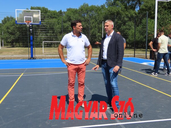 Bilicki Zoltán polgármester és a tartományi titkár bejárta a kosárlabdapályát Adán (Csincsik Zsolt felvétele) Bilicki Zoltán polgármester és a tartományi titkár bejárta a kosárlabdapályát Adán (Csincsik Zsolt felvétele)