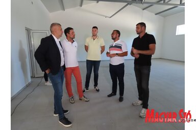 Dane Basta a helyi önkormányzat vezetőivel megtekintette a birkózók edzőtermét Moholon (Csincsik Zsolt felvétele)