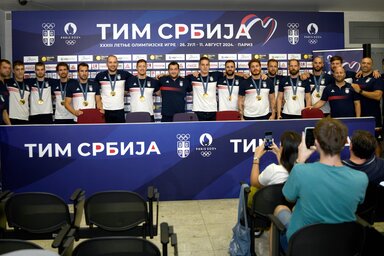 A szerb vízilabdázók a belgrádi Nikola Tesla repülőtéren (Fotó: Beta)