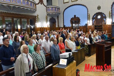 A részvevők a Himnuszt éneklik a nyitórendezvényen (Fotó: Molnár Edvárd)