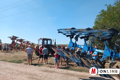 Váltják egymást a parcellán a gunarasi szántóverseny traktoristái (Fotó: Kazinczy Paszterkó Diana)
