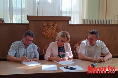 Gubik Tibor nyertes pályázó, Burány Hajnalka polgármester és Sőregi Oszkár kivitelező aláírják a társfinanszírozási megállapodást (Gruik Zsuzsa felvétele)
