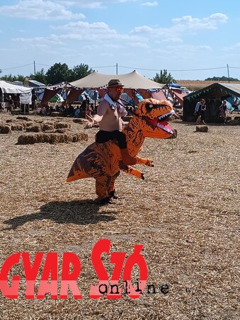 A szüleivel sok gyerek is kilátogatott a Malomfesztiválra, és köreikben igencsak nagy népszerűségnek örvendtek a T-rex lovasai (Gruik Zsuzsa felvétele) A szüleivel sok gyerek is kilátogatott a Malomfesztiválra, és köreikben igencsak nagy népszerűségnek örvendtek a T-rex lovasai (Gruik Zsuzsa felvétele)