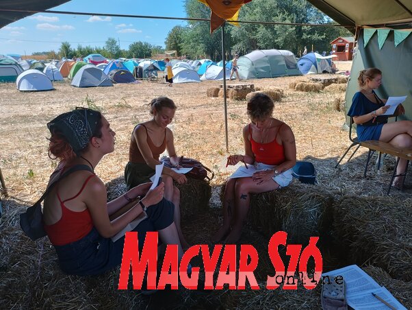 A budapesti Nők Egymásért Mozgalom jóvoltából a fesztiválozók megismerkedhettek az ökofeminizmus fogalmával, fiúk-lányok egyaránt (Gruik Zsuzsa felvétele) A budapesti Nők Egymásért Mozgalom jóvoltából a fesztiválozók megismerkedhettek az ökofeminizmus fogalmával, fiúk-lányok egyaránt (Gruik Zsuzsa felvétele)