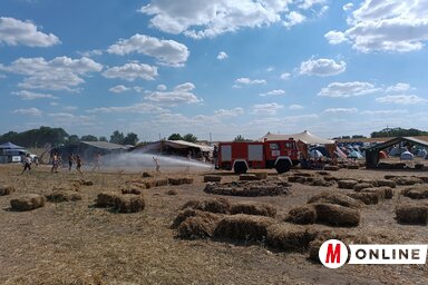 A kánikula és a fesztiválra jellemző rengeteg por ellen egyaránt hasznosnak bizonyult a vizet spriccelő tűzoltókocsi (Gruik Zsuzsa felvétele)