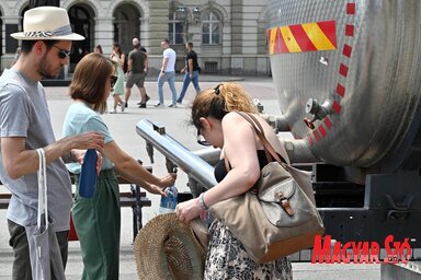 A Városi Vízművek Közvállalat ivóvizes tartálykocsijait leparkolták a Szabadság téren, a Futaki úti piacnál, a Nejlonpiac előtt, valamint a Strand előtti parkolóhelyen (Fotó: Dávid Csilla)
