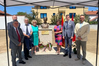 A szkopjei Petőfi-szobornál Sutus József, Bognár Zsolt, Klein András, Kabók Erika, Jerasz Anikó, dr. Szilágyi Péter és Vörös Attila (Fotó: Harasztia Szandra)