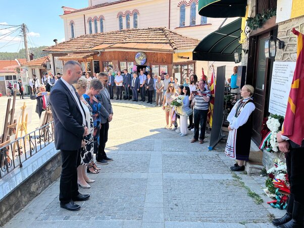 A vajdasági küldöttség tagjai megkoszorúzzák a krusevói 1956-os emléktáblát (Fotó: Harasztia Szandra) A vajdasági küldöttség tagjai megkoszorúzzák a krusevói 1956-os emléktáblát (Fotó: Harasztia Szandra)
