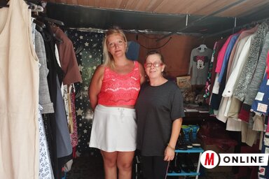 A kisboltban Szabó Horvát Amália és segítője, Juhász Anita várja azokat, akik adományozni szeretnének vagy segítségre van szükségük (Fotó: Kancsár Izabella)