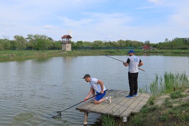 A tó csendet és nyugalmat nyújt, a horgászoknak olykor méretes zsákmányt is (Csonka Attila felvétele)
