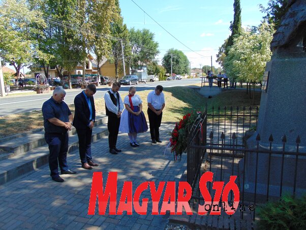 Az emlékezés virágait is elhelyezték. Először a Kossuth-szobornál… (A szerző felvétele)