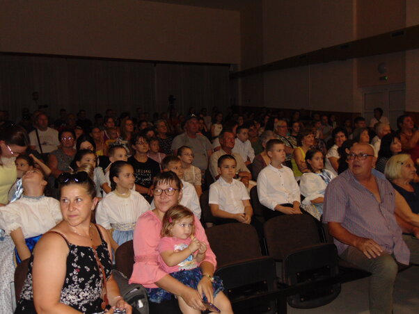 A művelődési műsorra zsúfolásig megtelt a színházterem (A szerző felvétele)