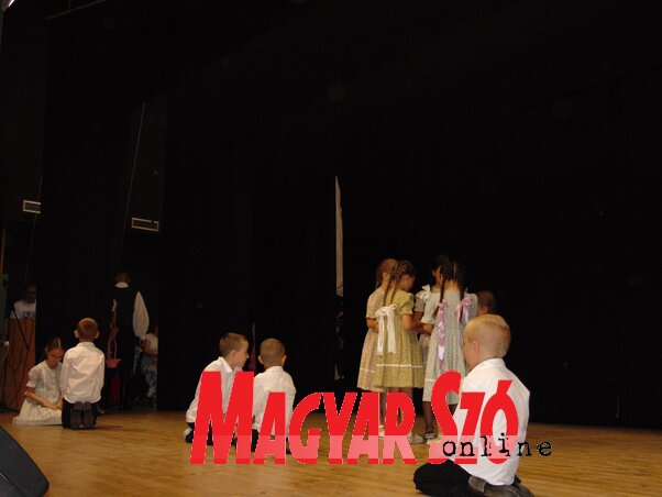 A műsort a magyarittabéi Aprócskák néptánccsoport felvidéki játékfüzérrel nyitotta meg (A szerző felvétele)