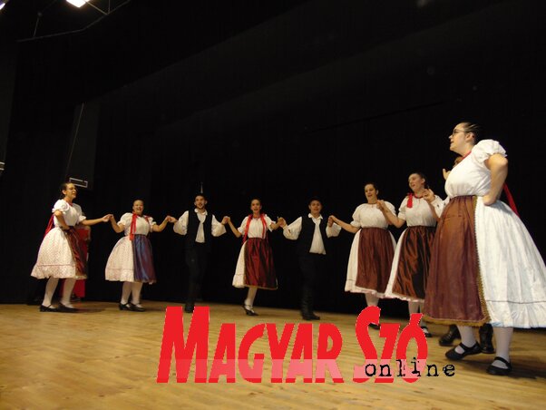 A darnózseliek először moldvai műsorral mutatkoztak be... (A szerző felvétele)