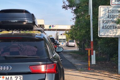 A szabadságok időszakában nagy torlódások alakultak ki a határátkelőkön is (Ótos András felvétele)