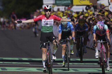 Vas Blanka magyar bajnoki trikóban szakaszgyőzelmet ünnepel a Tour de France-on (Fotó: Beta/AP)