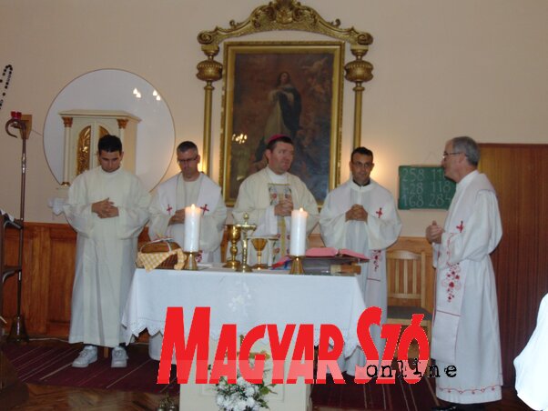 A szentmise elején mons. Gyuris László torontálvásárhelyi plébános köszöntötte a püspök atyát (Fotó: Vidács Hajnalka) A szentmise elején mons. Gyuris László torontálvásárhelyi plébános köszöntötte a püspök atyát (Fotó: Vidács Hajnalka)