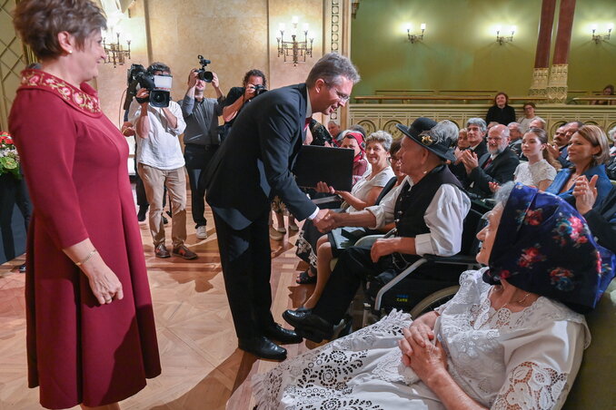 Hankó Balázs átadja a Népművészet Mestere díjat Németi János balmazújvárosi hagyományőrző pásztornak, énekesnek (Fotó: MTI) Hankó Balázs átadja a Népművészet Mestere díjat Németi János balmazújvárosi hagyományőrző pásztornak, énekesnek (Fotó: MTI)
