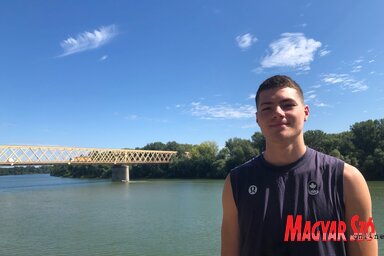 Jankovics Trisztán a Tisza-parti sétányon (Fotó: Erős Kincses Krisztina felvétele)