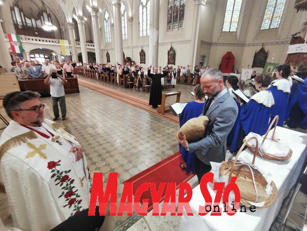 Szatmári Adrián megszegi az új búzából készült, megszentelt kenyeret (Fotó: Herceg Elizabetta felvétele) Szatmári Adrián megszegi az új búzából készült, megszentelt kenyeret (Fotó: Herceg Elizabetta felvétele)