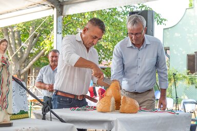 A kenyér megszegése (Fotó: MTI)