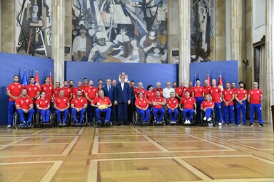 A Párizsba készülő paralimpikonok Aleksandar Vučić államfővel (Fotó: Beta/Milan Ilić)