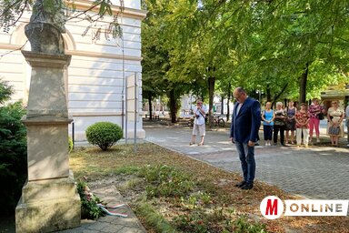 Az apatini Szent István-szobornál az MNT nevében Hugyik Richárd koszorúzott (L. Móger Tímea  felvétele)