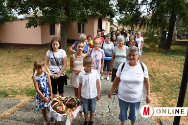 Ünnepi menet vitte az új lisztből sütött kenyeret a dreai templomba (Paraczky László felvétele)