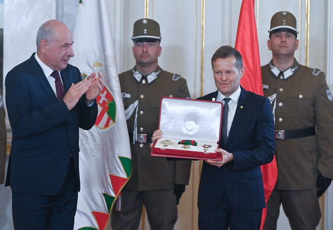 Krausz Ferenc kapta a legmagasabb magyar állami kitüntetést, a Szent István-rendet (Fotó: MTI) Krausz Ferenc kapta a legmagasabb magyar állami kitüntetést, a Szent István-rendet (Fotó: MTI)