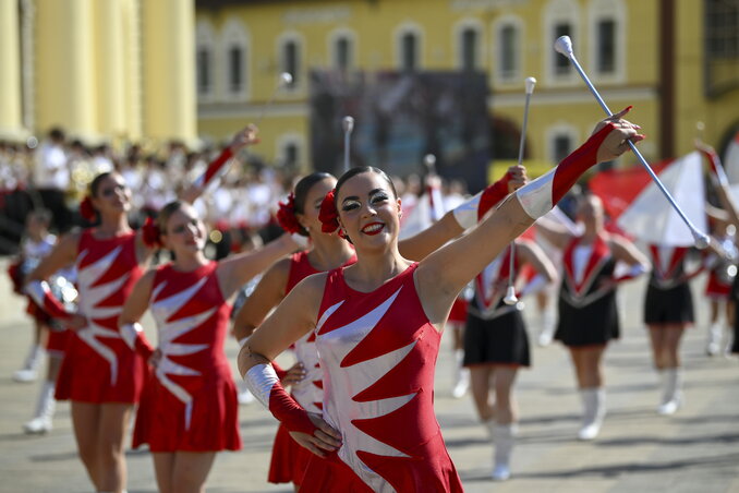 A Debreceni Majorette Együttes táncosai a virágkarneválon (Fotó: MTI) A Debreceni Majorette Együttes táncosai a virágkarneválon (Fotó: MTI)