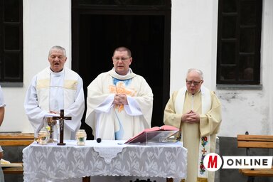 Balról jobra: Szabadi Károly verbászi, Zsúnyi Tibor szenttamási és Juhász György kúlai atya a kálvárián tartott ünnepi szentmisén (Paraczky László felvétele)