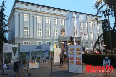 A Galéria téren csütörtökönként élvezhetjük az előadásokat, tárlatokat, színes eseményeket / Dávid Csilla felvétele