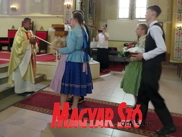 Elias atya megáldja a kenyeret (Kecskés István felvétele) Elias atya megáldja a kenyeret (Kecskés István felvétele)