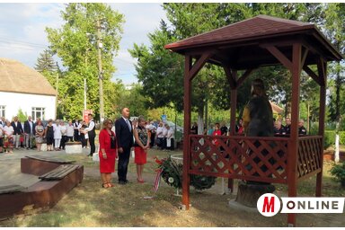 A VMSZ nevében Pintér Anna Mária, Sztojkó József és Kovács Elvira koszorúzott (Kecskés István felvétele)