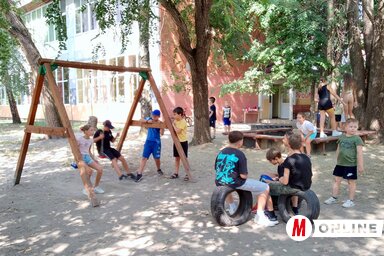 Az árnyékban a hőség sem zavarta a gyerekeket / Benedek Miklós felvétele