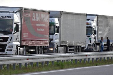 A kamionsofőrök az előzéssel sokszor nemcsak saját életüket sodorják veszélybe, hanem mások életét is (Ótos András felvétele)