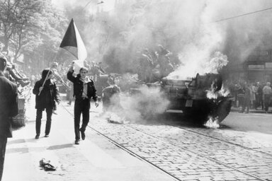 Lángoló szovjet tank Prágában 1968-ban / forrás: wikipedia.org
