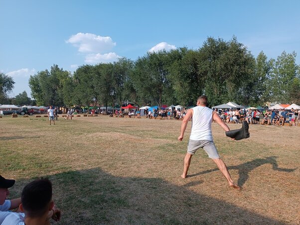 Itt még nem tudni, hogy a gumicsizma előre repül, vagy a közönség felé veszi az irányt / Kazinczy Paszterkó Diana felvétele Itt még nem tudni, hogy a gumicsizma előre repül, vagy a közönség felé veszi az irányt / Kazinczy Paszterkó Diana felvétele