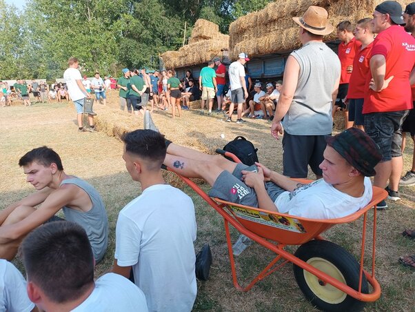 A parasztfotelnek használt talicska lehet, hogy nem kényelmes, de többfunkciós és kéznél van / Kazinczy Paszterkó Diana felvétele A parasztfotelnek használt talicska lehet, hogy nem kényelmes, de többfunkciós és kéznél van / Kazinczy Paszterkó Diana felvétele
