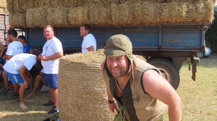Dobos Attila, az idei rendezvényt reklámozó humoros reklámfilm arca a kánikula ellenére egész nap vastag bekecsben, sapkában és gumicsizmában csalt mosolyt az emberek arcára / Kiss Zoltán felvétele Dobos Attila, az idei rendezvényt reklámozó humoros reklámfilm arca a kánikula ellenére egész nap vastag bekecsben, sapkában és gumicsizmában csalt mosolyt az emberek arcára / Kiss Zoltán felvétele