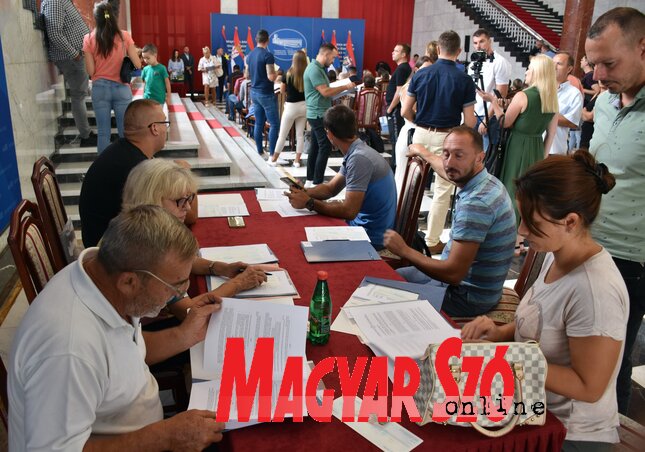 A tartományi titkárság 294 pályázóval írt alá szerződést (Fotó: Dávid Csilla) A tartományi titkárság 294 pályázóval írt alá szerződést (Fotó: Dávid Csilla)