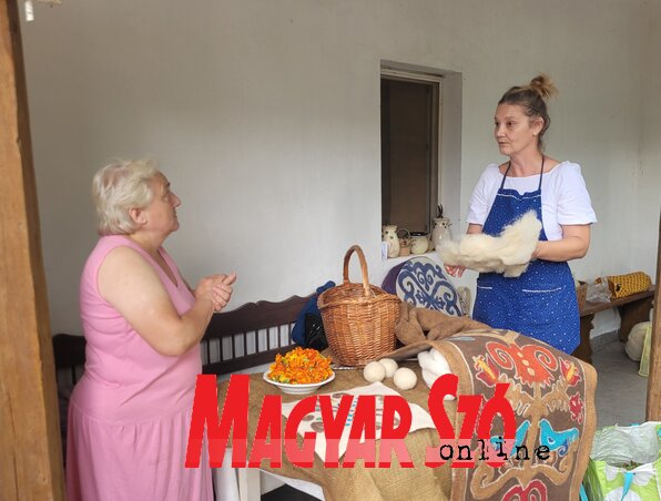 Békésapáti T. Zsófia gyapjúból készült termékeket mutat (Fotó: Lakatos János) Békésapáti T. Zsófia gyapjúból készült termékeket mutat (Fotó: Lakatos János)