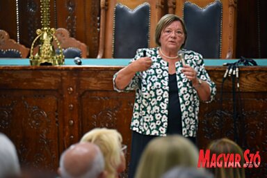 Dr. Csépe Valéria a Városháza dísztermében: „sokszor megcsodáltam az épületet, de sose gondolta volna, hogy előadást tarthatok benne” (Molnár Edvárd felvétele)