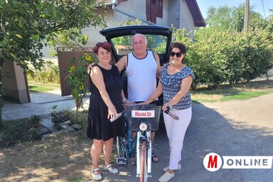 Terjesztőosztályunk munkatársai átadják az ajándék kerékpárt (Fotó: Lakatos János)