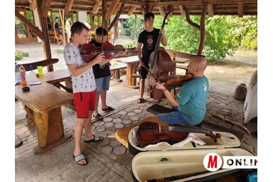 A fiatalok Kelemen Zsolt vezetése alatt tanultak (Fotó: Lakatos János)