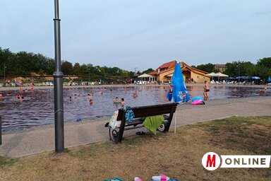 A kánikulában hétköznaponként is sokan felkeresik a különleges színű tófürdőt (Fotó: Kazinczy Paszterkó Diana)